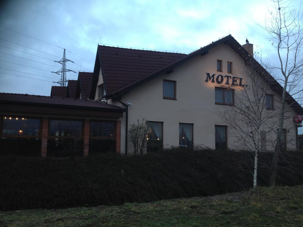 Motel U Krbu Vestec  Buitenkant foto