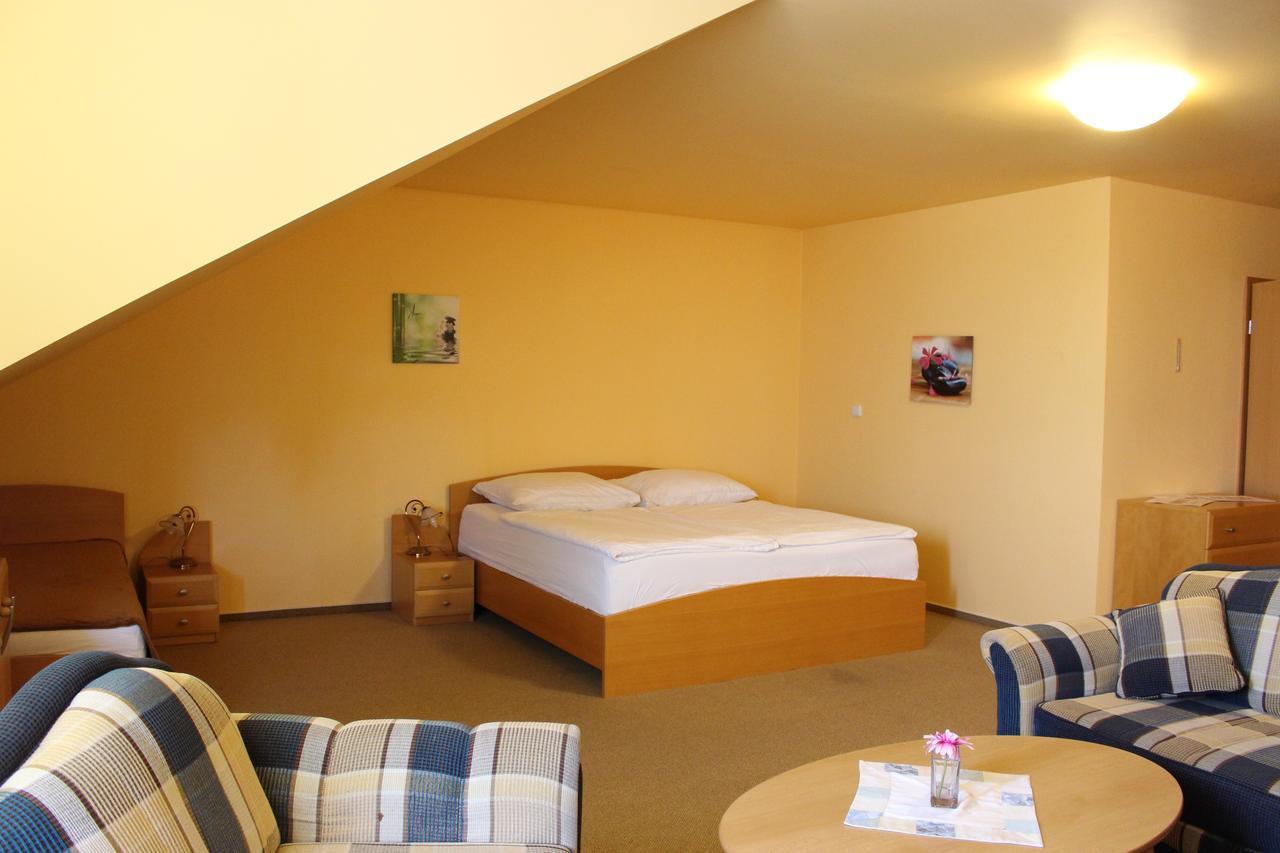 Motel U Krbu Vestec  Buitenkant foto